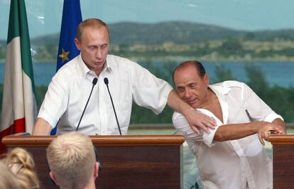 El presidente de Rusia, Vladimir Putin (i) y el primer ministro de Italia, Silvio Berlusconi, bromean durante una conferencia de prensa conjunta en Porto Rotondo, Cerdeña (Italia), el 29 de agosto de 2003.