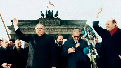 El canciller de la RFA, Helmut Kohl, y el primer ministro de la RDA, Hans Modrow (derecha), frente a la puerta de Brandeburgo el 22 de diciembre de 1989, durante la ceremonia oficial de apertura del muro de Berlín.