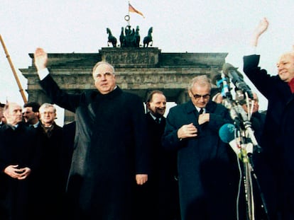 El canciller de la RFA, Helmut Kohl, y el primer ministro de la RDA, Hans Modrow (derecha), frente a la puerta de Brandeburgo el 22 de diciembre de 1989, durante la ceremonia oficial de apertura del muro de Berlín.