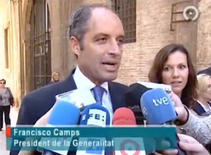 El presidente del PP, Mariano Rajoy, presiona al presidente valenciano en una comida en Alarcón para que actúe frante al aluvión del <i>caso Gürtel.</i> Camps explica que han hablado de economía, pide un cambio de rumbo y la dimisión de Zapatero.