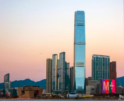 La arteria comercial de la ciudad de Hong Kong, China. A la derecha, la gran pantalla LED del museo M+, a orillas del puerto de la Victoria. 