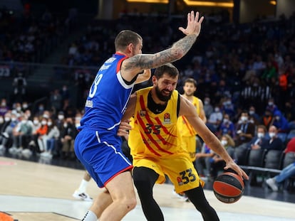 Mirotic intenta sortear a Morman en el partido Anadolu Efes-Barcelona.