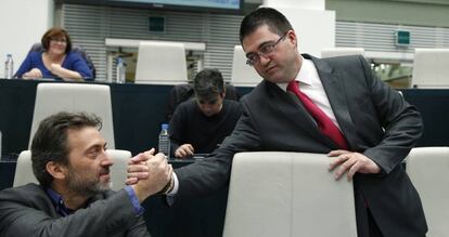 Los ediles Mauricio Valiente (izquierda) y Carlos Sánchez Mato en el pleno de Madrid.