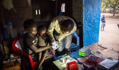 Un sanitario realiza la prueba de la malaria a un pequeño en la Rep. Dem. del Congo.