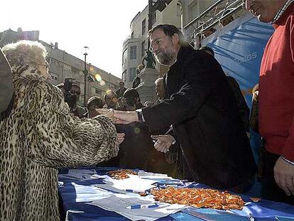 Mariano Rajoy recoge firmas contra el Estatuto catalán ayer en Huesca.