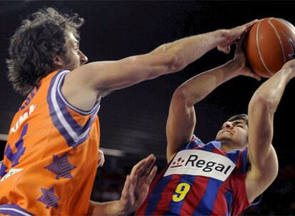 El base del Regal Barcelona lidera a su equipo junto a Fran Vázquez en el partido de semifinales de Copa ante el Valencia