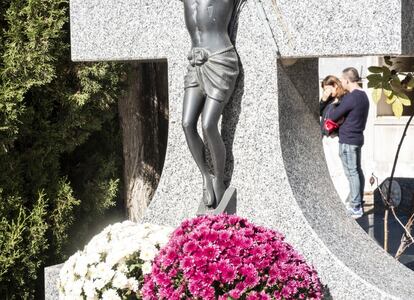 Un hombre y una mujer en el cementerio de Villanueva de la Cañada en Madrid.