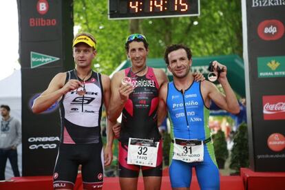Podio de ganadores del Bilbao Triathlon, que se ha disputado este sábado.