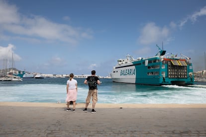 Unos turistas contemplan la salida de uno de los ferris que atracan en Ibiza, el pasado jueves.