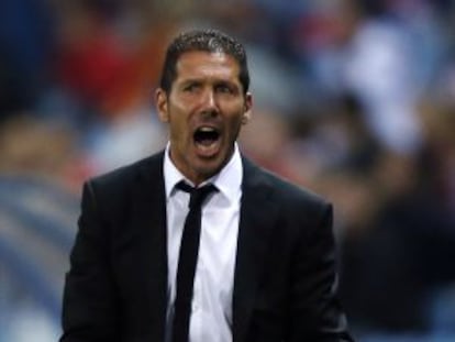 Simeone da indicaciones desde la banda.