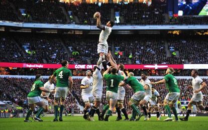 Una saque de 'touch' en el Inglaterra-Irlanda del año pasado.