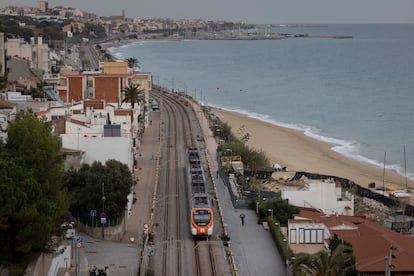 Un tren de Rodalies Renfe a la altura de Montgat, en la línea R1 que une el Maresme con Barcelona.