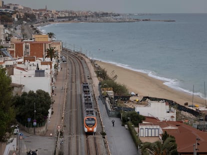 Un tren de Rodalies Renfe a la altura de Montgat, en la línea R1 que une el Maresme con Barcelona.