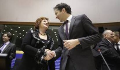 El presidente del Eurogrupo, Jeroen Dijsselbloem (dcha), saluda a la presidenta de la comisión de Asuntos Económicos y Monetarios del Parlamento Europeo, la británica Sharon Bowles (izq). EFE/Archivo