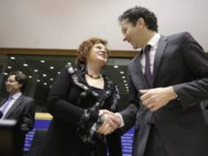 El presidente del Eurogrupo, Jeroen Dijsselbloem (dcha), saluda a la presidenta de la comisión de Asuntos Económicos y Monetarios del Parlamento Europeo, la británica Sharon Bowles (izq). EFE/Archivo