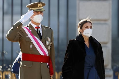 Los reyes de Espa?a, Felipe VI y Letizia, durante en la Plaza de la Armera.