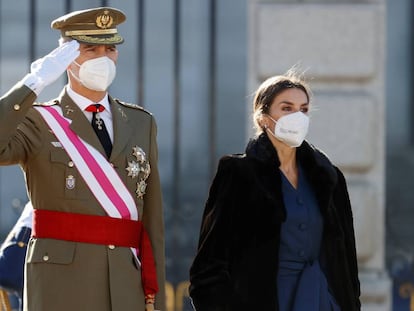 Los reyes de España, Felipe VI y Letizia, durante en la Plaza de la Armería.