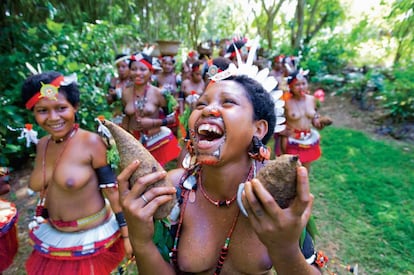 Mujeres de la islas Trobriand en trajes tradicionales.