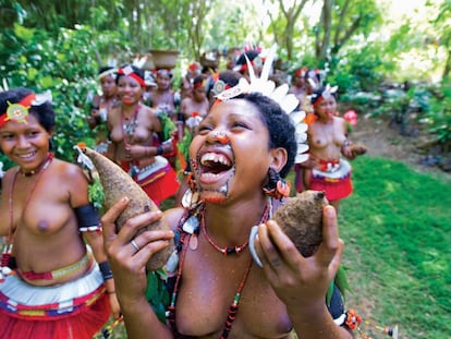 Mulheres das ilhas Trobriand com trajes tradicionais.