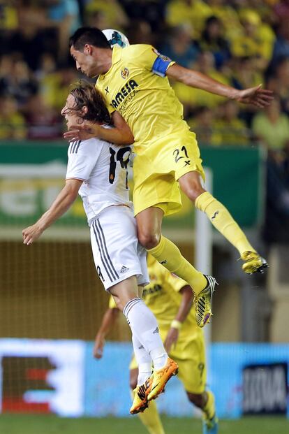 Modric y Bruno disputan el balón aéreo.