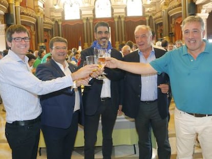 De izquierda a derecha, Gorka Urtaran (Vitoria), Juan Mari Aburto (Bilbao), Eneko Goia, (San Sebastián), Peyuco Duhart (San Juan de Luz, Francia) y Joseba Asirón (Pamplona)