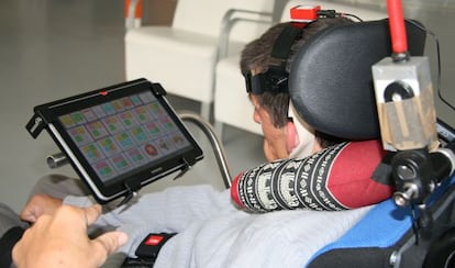 Un afectado de parálisis cerebral prueba el sistema del Instituto de Biomecánica para comunicarse.