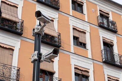 Una de las 16 cámaras del nuevo sistema de videovigilancia instalado en la plaza del Dos de Mayo, este miércoles.