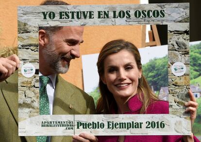 El Rey ha entregado hoy a la comarca de Los Oscos, acompañado de doña Letizia, el Premio al Pueblo Ejemplar de Asturias para reconocer los esfuerzos de tres municipios que afrontan su futuro "con un mensaje de unión" y "caminan juntos con la solidaridad y el entendimiento como norma". En la imagen, los Reyes posan con un marco donde se lee: 'Yo estuve en Los Oscos'.