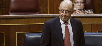 El ministro de Hacienda, Crist&oacute;bal Montoro, ayer durante el pleno del Congreso.