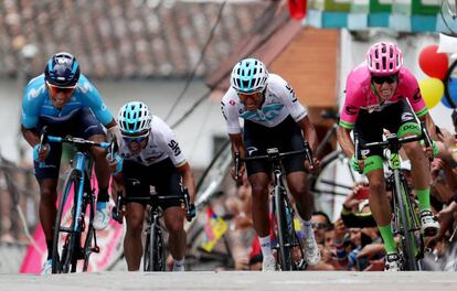 Quintana, Henao, Bernal y Urán, en la línea de meta.