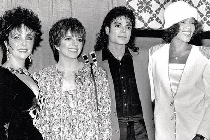 Houston, sonriente junto a Liz Taylor, Liza Minelli y Michael Jackson en 1988. La imagen fue tomada durante la ceremonia que concedió un doctorado honorífico en la Universidad de Fisk (en Nueva York) a Jackson.