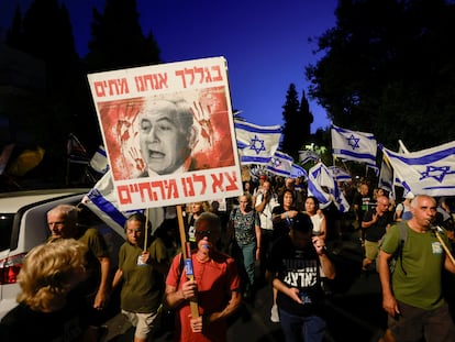 Miles de israelíes protestan este jueves en Jerusalén contra el primer ministro israelí, Benjamín Netanyahu.
