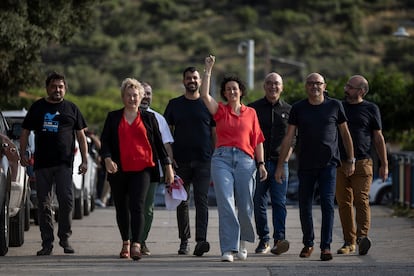 Marta Rovira (centro) acompañada de todos los imputados del caso Tsunami, este viernes a su llegada a la localidad de Cantallops (Girona). 