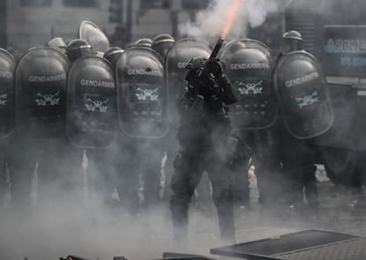 Las fuerzas de seguridad utilizan balas de goma contra manifestantes durante una protesta contra Milei, en junio.