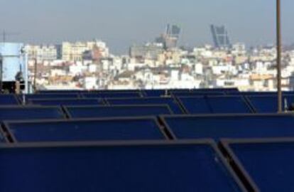 Paneles fotovoltaicos en la azotea del Hotel Husa Princesa, en Madrid.