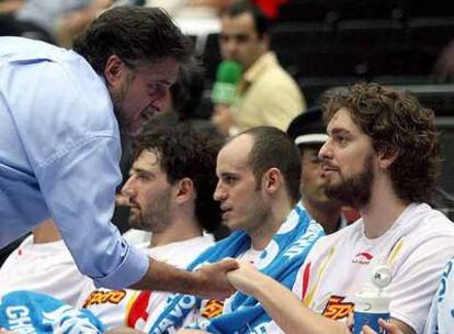 Pepu Hernández habla con Gasol en el banquillo durante el España-Serbia del Mundial.