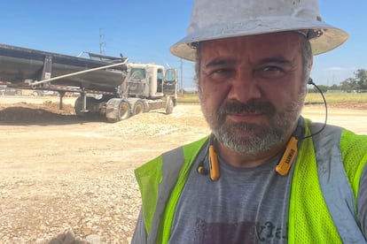 La licencia comercial de conducir de Juan Espinoza le permitía conducir camiones dentro de Texas.