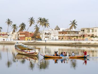 Una lengua de arena de la que zarpan coloridos cayucos de pescadores, una isla patrimonio mundial y una animada vida cultural en la costa norte de Senegal