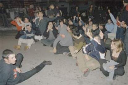 Sentada de jóvenes en la madrugada del domingo en protesta por el cierre de bares en Cáceres.