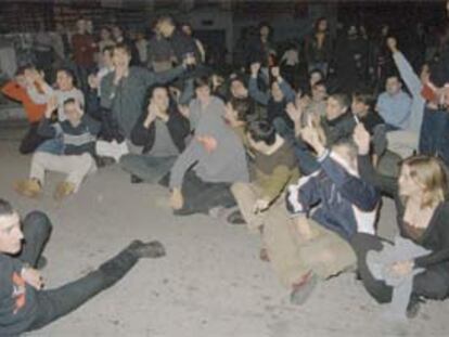 Sentada de jóvenes en la madrugada del domingo en protesta por el cierre de bares en Cáceres.