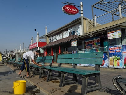 Un trabajador limpia en un mercado en Karachi (Pakistán)