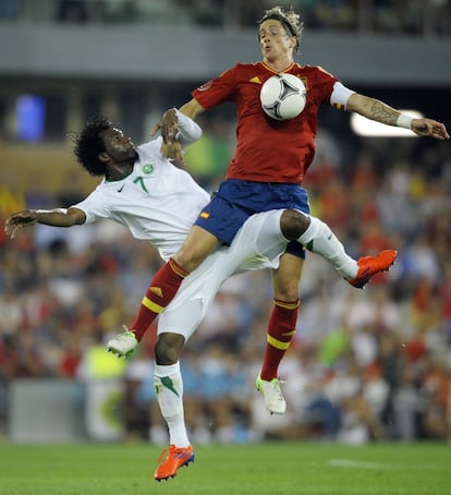 Fernando Torres controla un balón aéreo ante Kamil Al-Mousa.