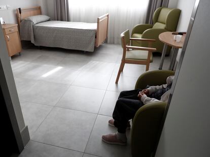 Una señora, el pasado 11 de abril, en una habitación de una residencia en Madrid.