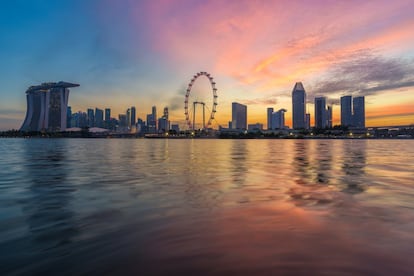 Los 165 metros de altura de la Singapore Flyer la convierten en la segunda noria de observación más alta del mundo. Diseñada por Kisho Kurokawa y DP Architects, que se inspiraron en iconos como la Torre Eiffel o la London Eye, se presentó en 2005 pero no empezó a girar hasta 2008. Un año y 1,9 millones de visitantes después, cambiaron su dirección de rotación para que siguiera las agujas del reloj por recomendación de maestros del feng shui. La Singapore Flyer tiene una capacidad para 784 pasajeros repartidos en 28 cápsulas del tamaño de un autobús con capacidad para 28 personas, que se pueden reservar para la celebración de una boda. Los cristales de las góndolas están tratados para proteger de los rayos del sol. Durante la vuelta completa (de una media hora de duración) se puede ver un horizonte de hasta 45 kilómetros de distancia, que incluye, en primer término, el ‘skyline’ de Singapur y vistas al hotel Marina Bay Sands (coronado por su famosa piscina con forma de tabla de surf), el puente Helix, la bahía o el estrecho de Singapur. Y si el día está claro, se llega a ver Indonesia y Malasia. Más información: <a href="http://www.singaporeflyer.com/" target="_blank">www.singaporeflyer.com</a>