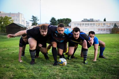 Cinco jugadores se preparan para iniciar el juego, en pleno entrenamiento. De los apenas 15 miembros que tenía Titanes al comienzo, han pasado a ser más de 100 fichados en el club. En las últimas jornadas de puertas abiertas unas personas se interesaron en formar parta del equipo.