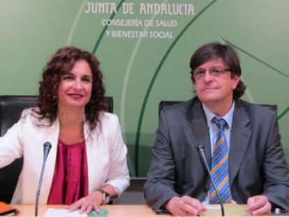 La consejera andaluza de Salud, Mar&iacute;a Jes&uacute;s Montero, y el director gerente del Servicio Andaluz de Salud, Jos&eacute; Luis Guti&eacute;rrez.