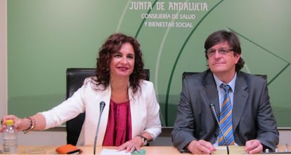 La consejera andaluza de Salud, María Jesús Montero, y el director gerente del Servicio Andaluz de Salud, José Luis Gutiérrez.