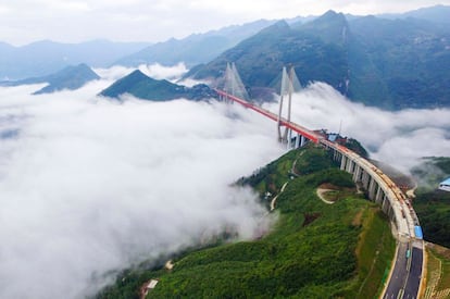 La culminación de estas obras se produce menos de un mes después de la apertura, el pasado 20 de agosto, de otra gran infraestructura del gigante asiático, el puente de cristal más alto y largo del mundo (con 430 metros de longitud y a 300 de altura), que cerró a las dos semanas tras ser inundado por una avalancha de visitantes. En la imagen, vista aérea del puente Beipanjiang.