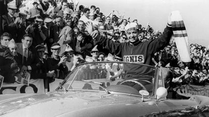 Guillermo Timoner, muestra el maillot de campeón del mundo en pista tras moto, al público congregado en la V escalada a Montjuïc.