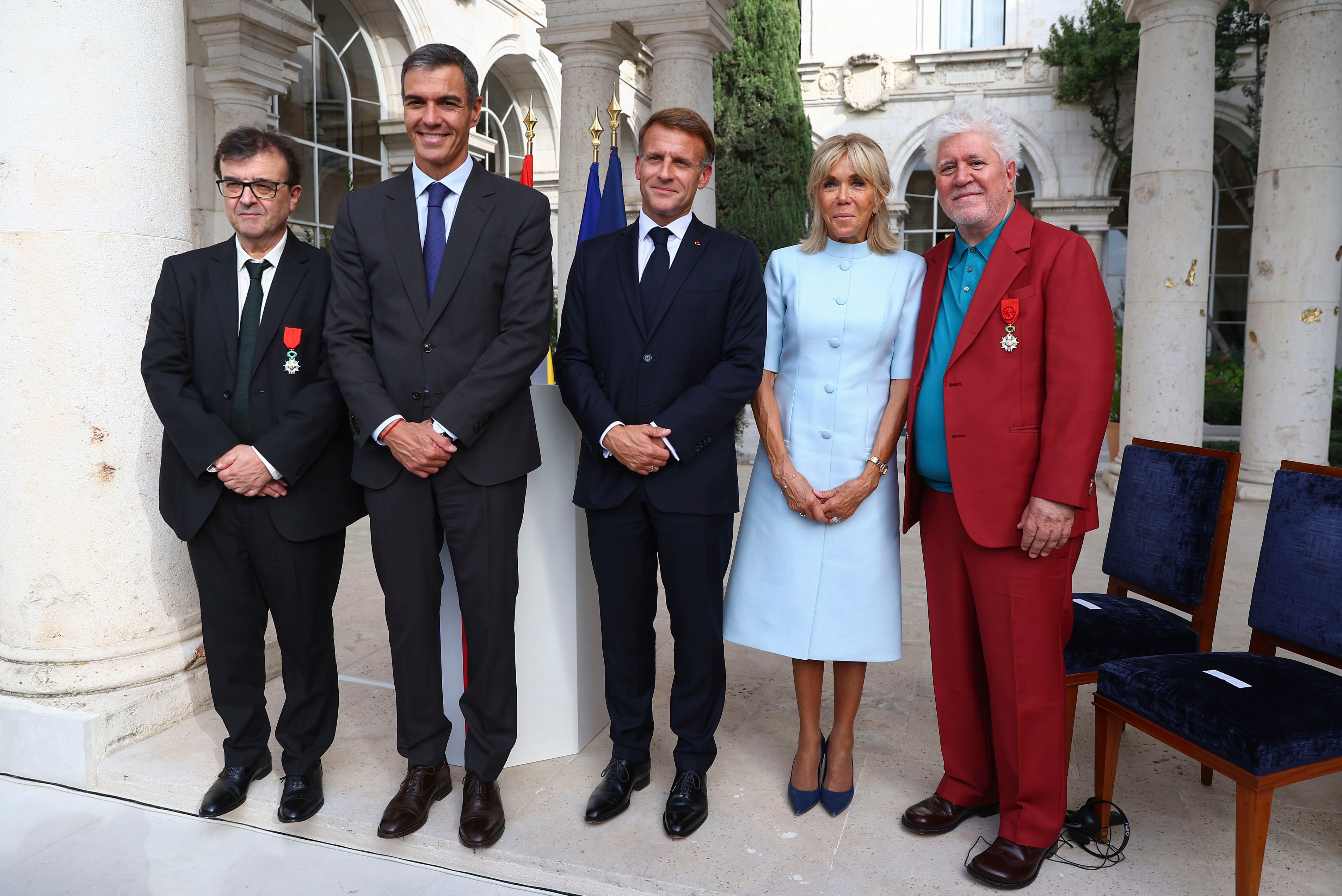 Pedro Almodóvar y Javier Cercas, oficial y caballero de la Legión de Honor francesa